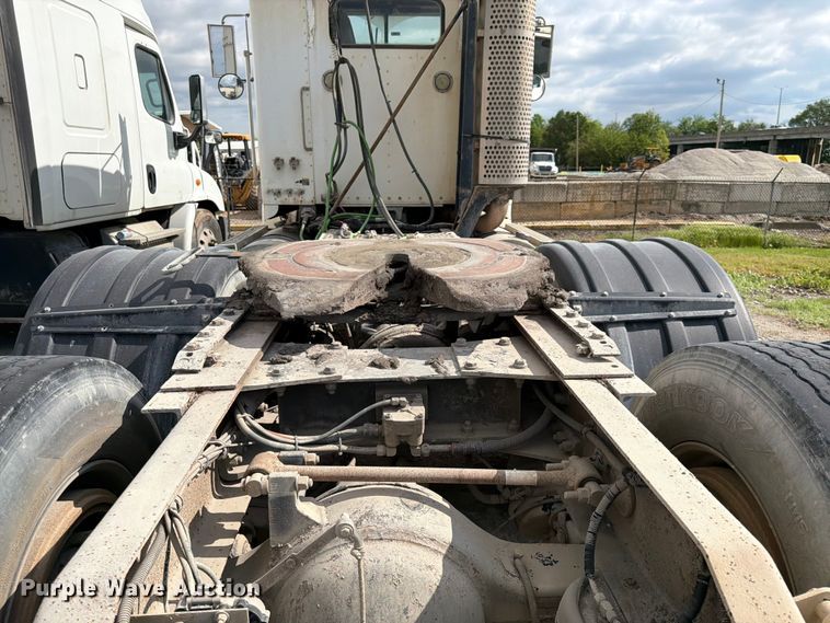 image for item EL0110 2006 Kenworth T800 semi truck