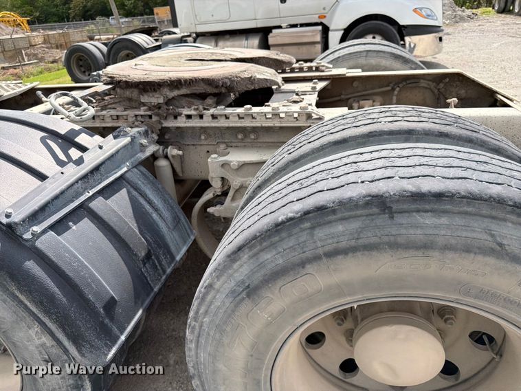 image for item EL0110 2006 Kenworth T800 semi truck