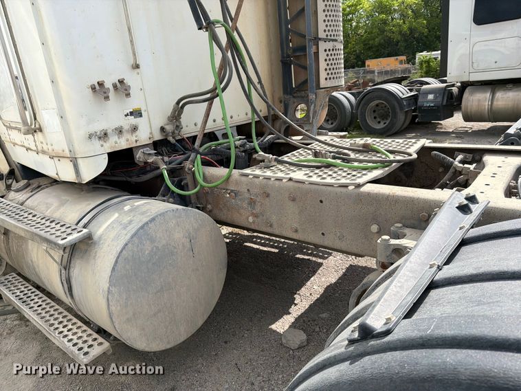 image for item EL0110 2006 Kenworth T800 semi truck