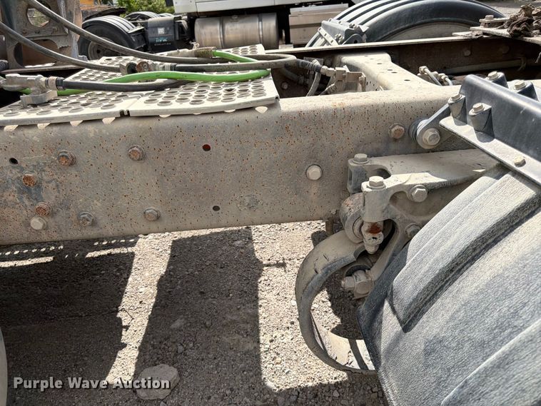 image for item EL0110 2006 Kenworth T800 semi truck