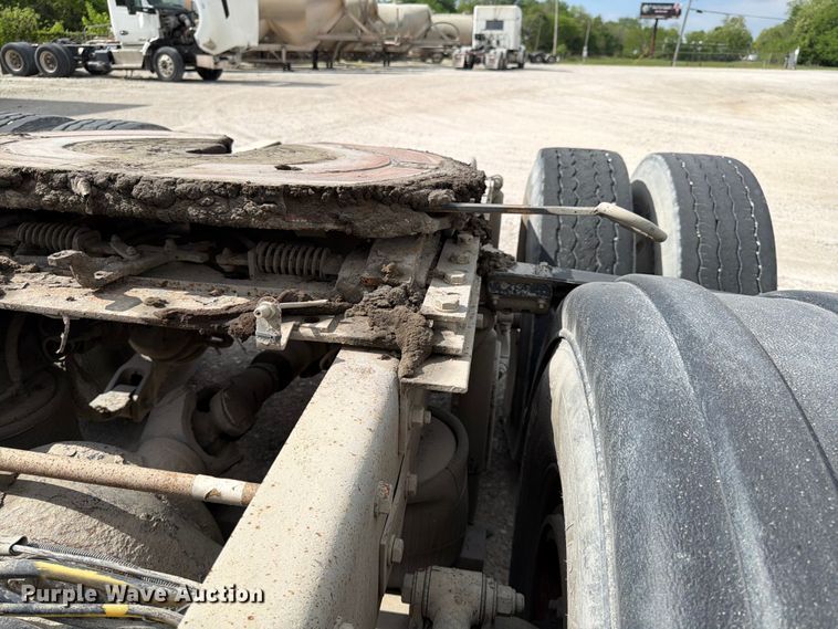 image for item EL0110 2006 Kenworth T800 semi truck