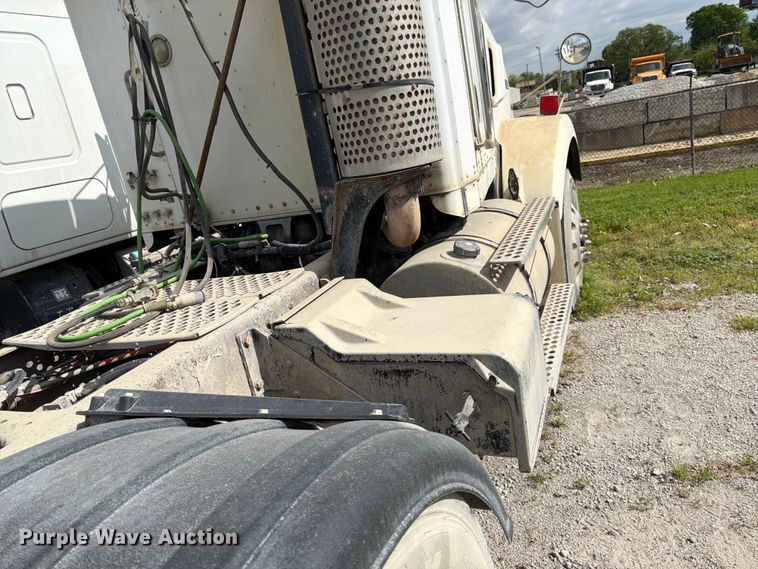 image for item EL0110 2006 Kenworth T800 semi truck