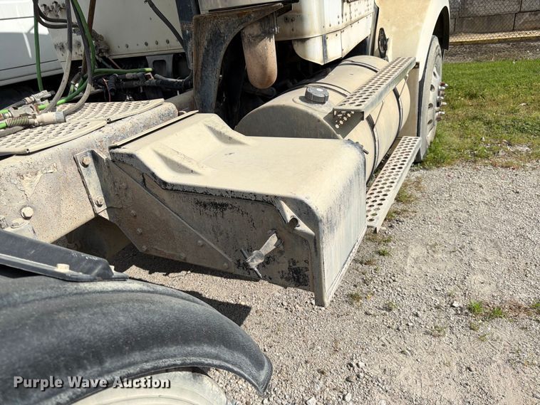 image for item EL0110 2006 Kenworth T800 semi truck