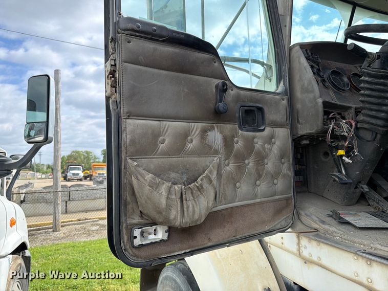 image for item EL0110 2006 Kenworth T800 semi truck