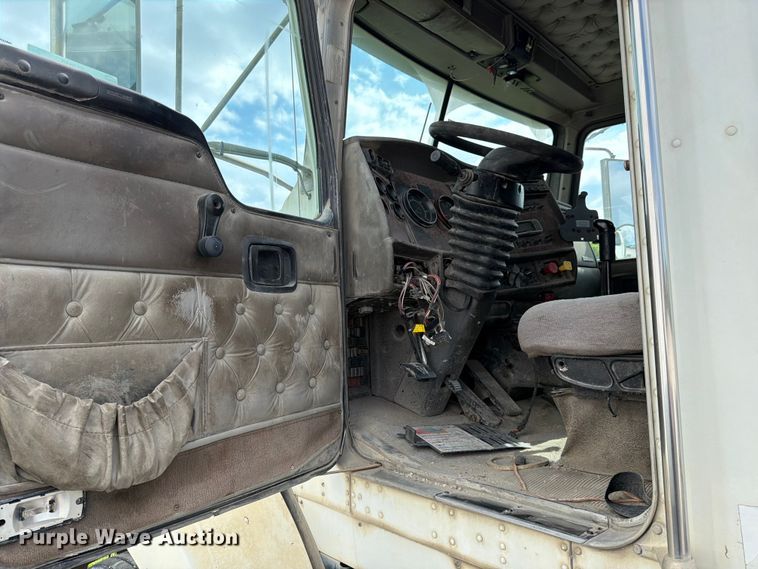 image for item EL0110 2006 Kenworth T800 semi truck