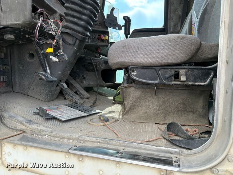 image for item EL0110 2006 Kenworth T800 semi truck