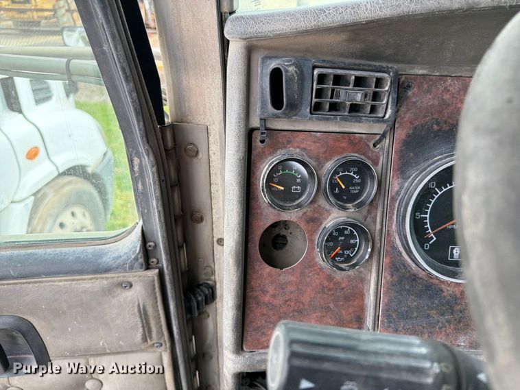 image for item EL0110 2006 Kenworth T800 semi truck