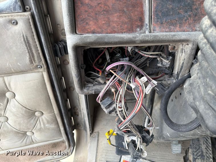 image for item EL0110 2006 Kenworth T800 semi truck