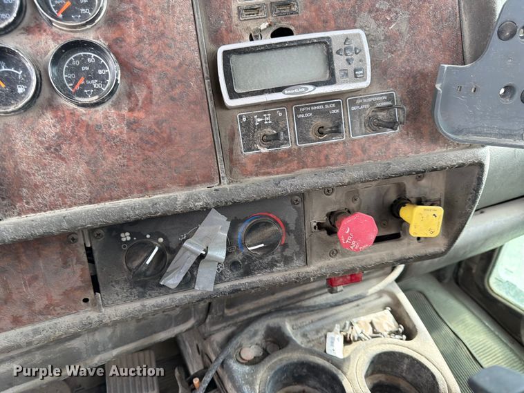 image for item EL0110 2006 Kenworth T800 semi truck