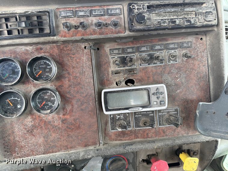 image for item EL0110 2006 Kenworth T800 semi truck