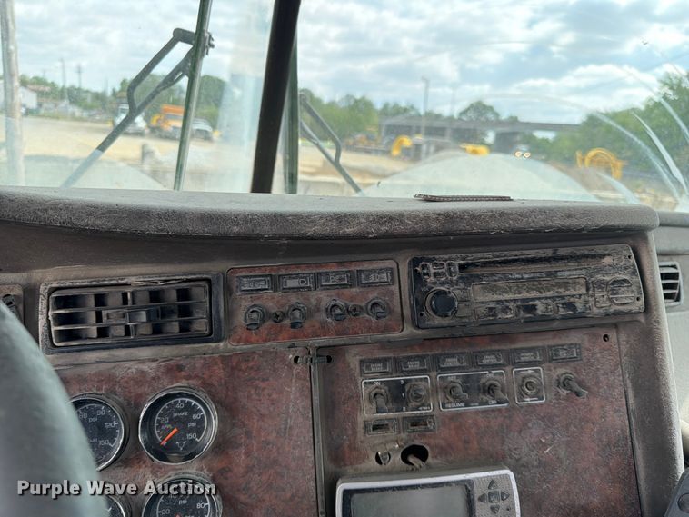 image for item EL0110 2006 Kenworth T800 semi truck