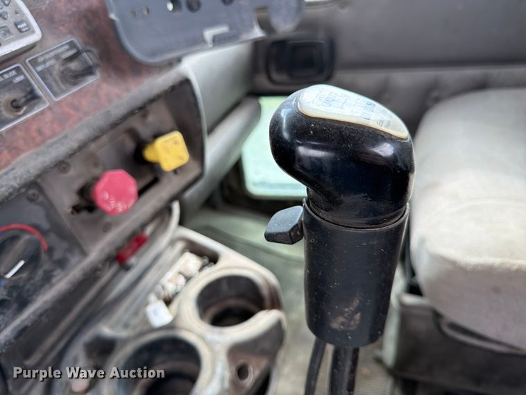 image for item EL0110 2006 Kenworth T800 semi truck