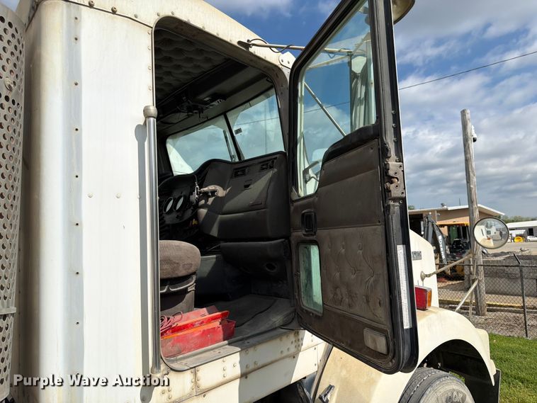image for item EL0110 2006 Kenworth T800 semi truck