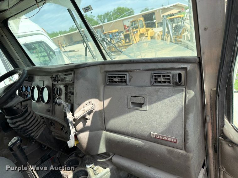 image for item EL0110 2006 Kenworth T800 semi truck