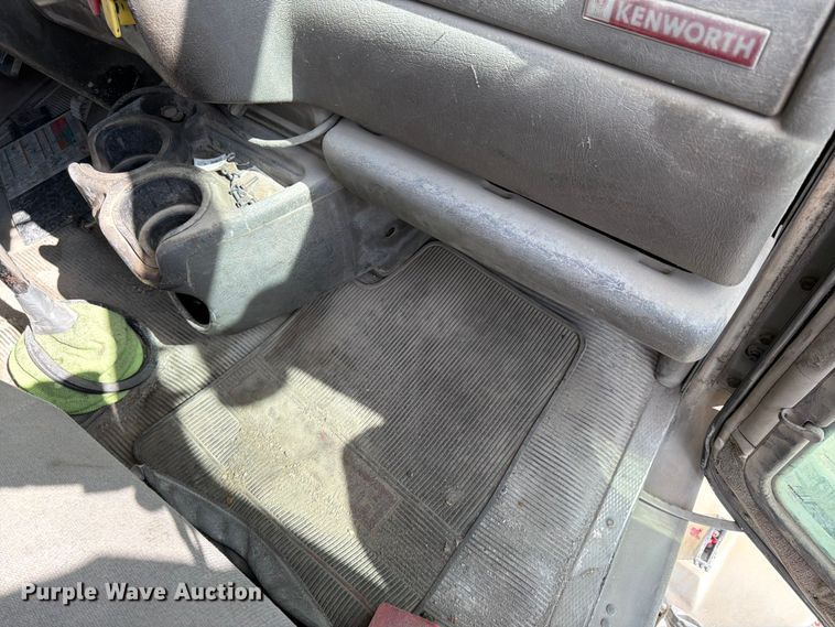 image for item EL0110 2006 Kenworth T800 semi truck