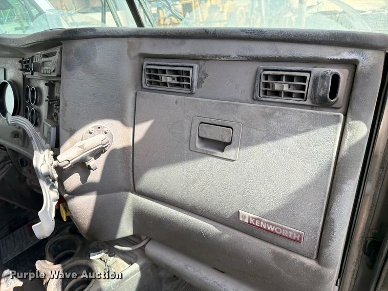 image for item EL0110 2006 Kenworth T800 semi truck