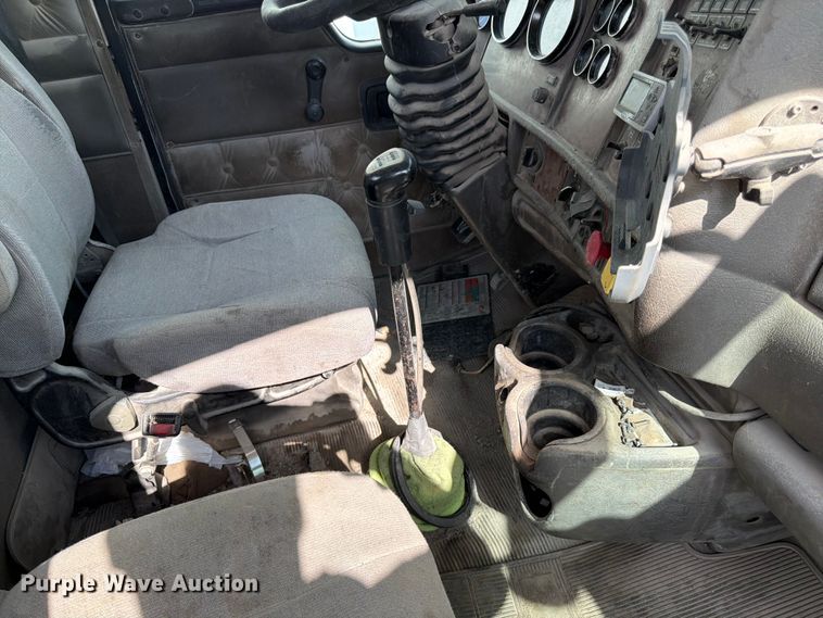 image for item EL0110 2006 Kenworth T800 semi truck