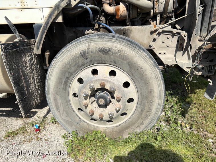 image for item EL0110 2006 Kenworth T800 semi truck