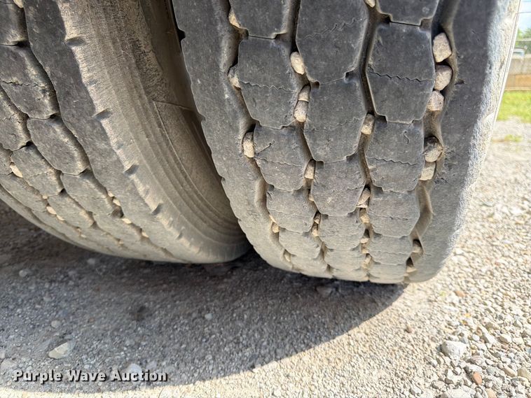 image for item EL0110 2006 Kenworth T800 semi truck