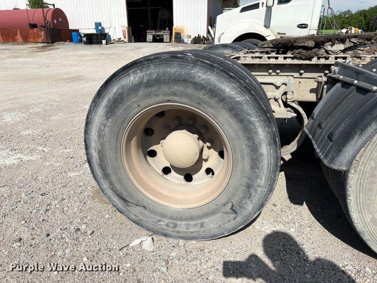 image for item EL0110 2006 Kenworth T800 semi truck