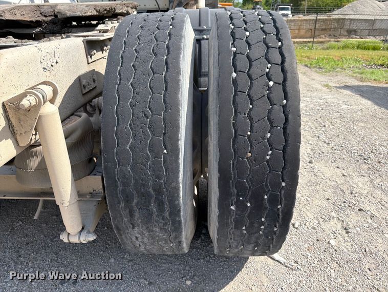 image for item EL0110 2006 Kenworth T800 semi truck