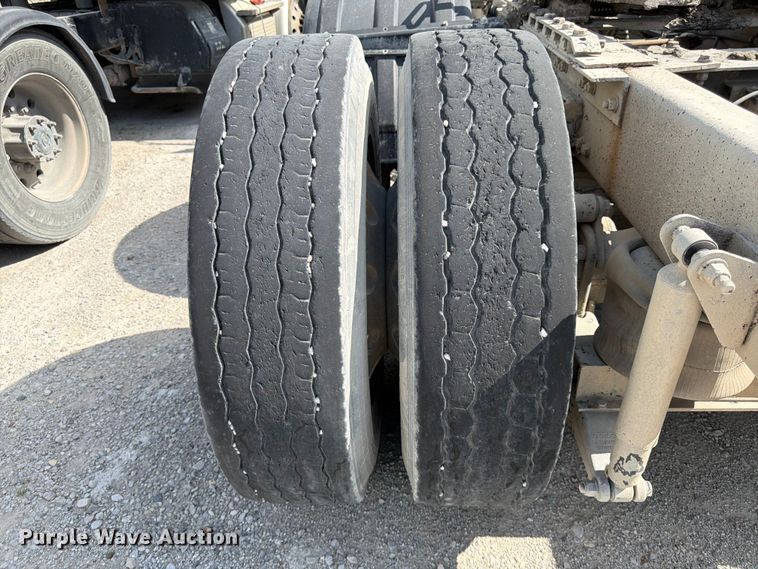 image for item EL0110 2006 Kenworth T800 semi truck