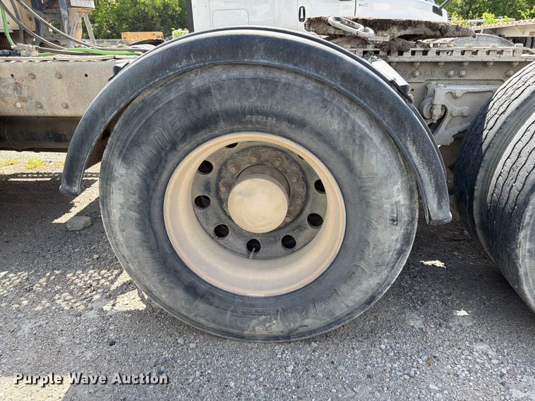 image for item EL0110 2006 Kenworth T800 semi truck