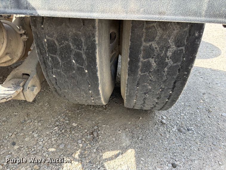 image for item EL0110 2006 Kenworth T800 semi truck