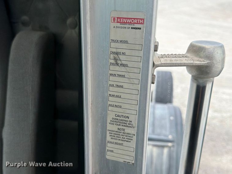 image for item EL0110 2006 Kenworth T800 semi truck