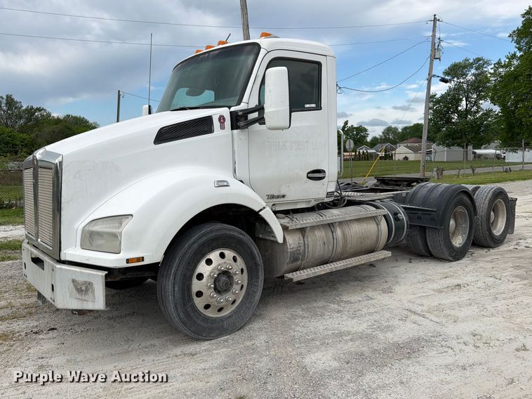 image for item EL0111 2016 Kenworth T880 semi truck