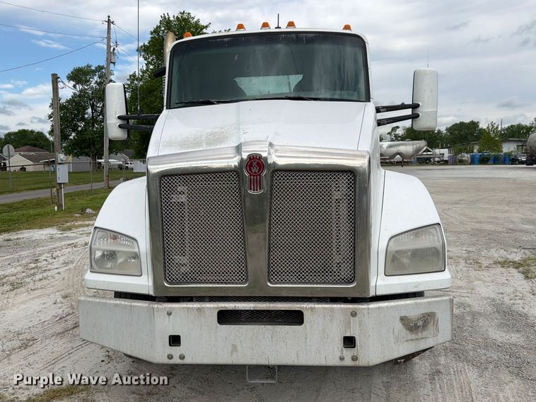 image for item EL0111 2016 Kenworth T880 semi truck