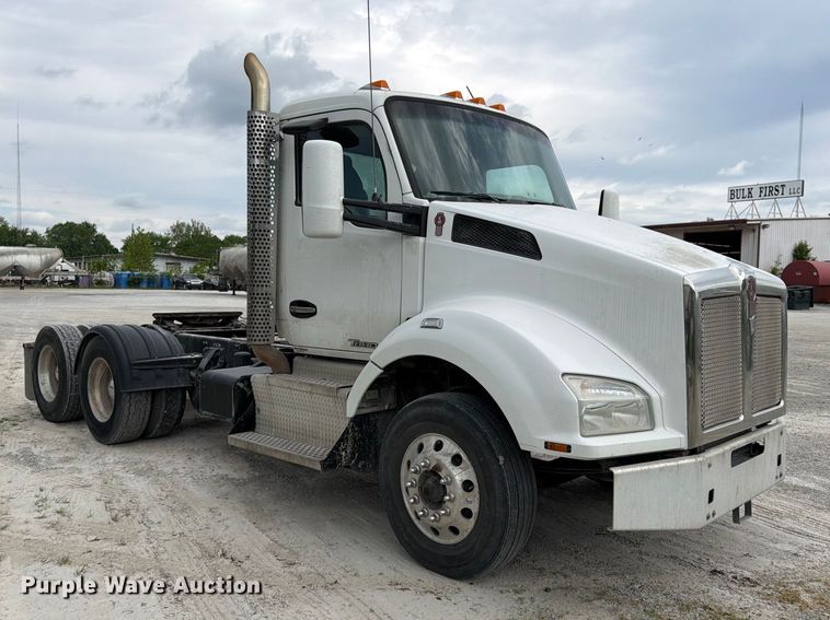 image for item EL0111 2016 Kenworth T880 semi truck
