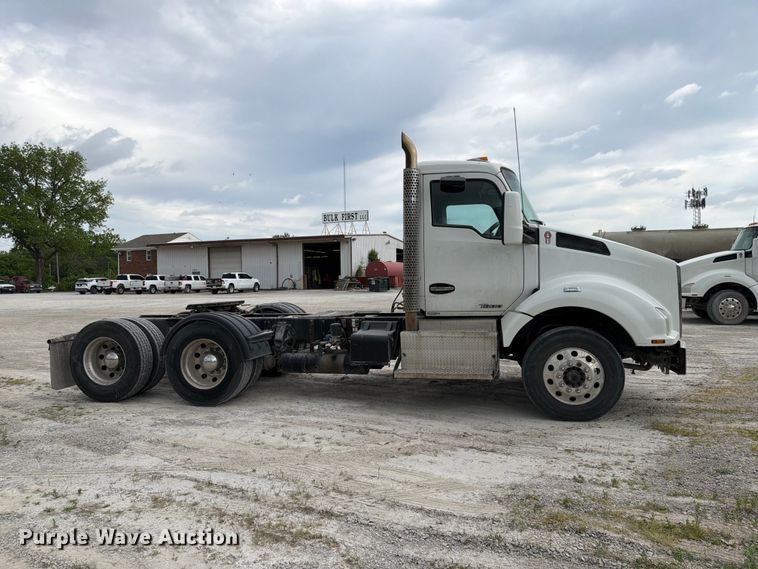 image for item EL0111 2016 Kenworth T880 semi truck