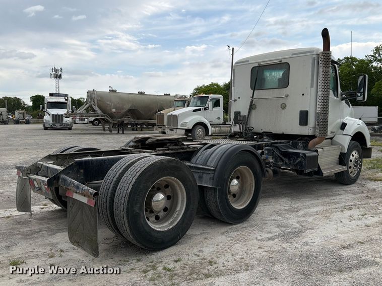 image for item EL0111 2016 Kenworth T880 semi truck