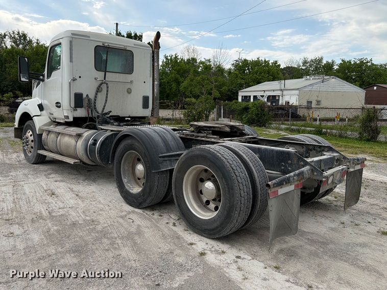 image for item EL0111 2016 Kenworth T880 semi truck