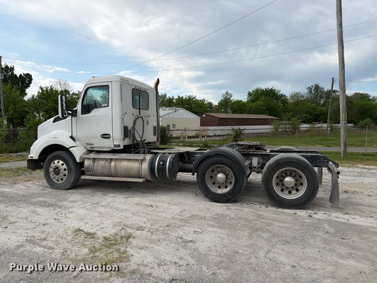 image for item EL0111 2016 Kenworth T880 semi truck