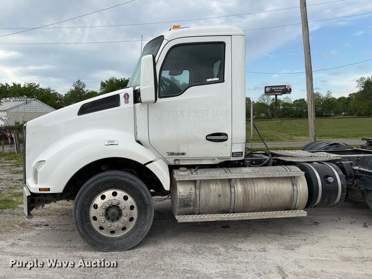 image for item EL0111 2016 Kenworth T880 semi truck