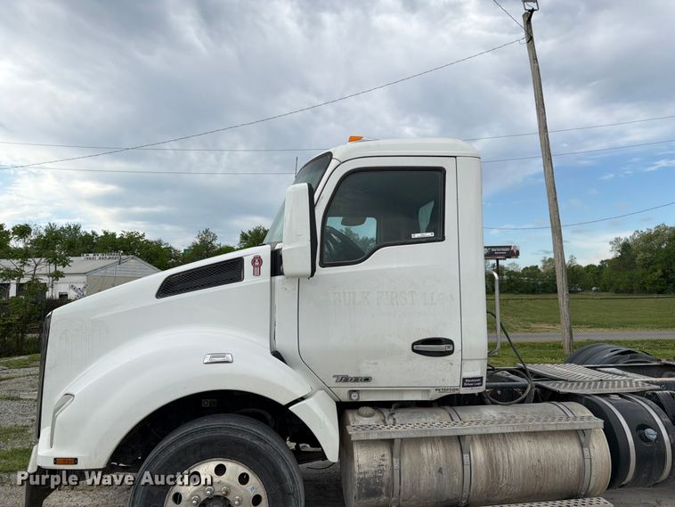 image for item EL0111 2016 Kenworth T880 semi truck