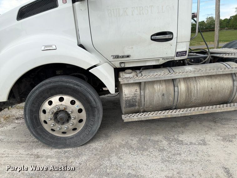 image for item EL0111 2016 Kenworth T880 semi truck