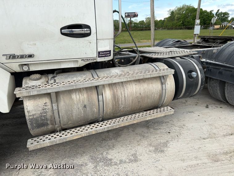 image for item EL0111 2016 Kenworth T880 semi truck