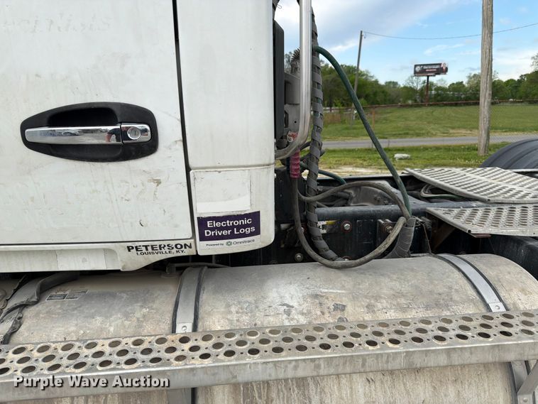 image for item EL0111 2016 Kenworth T880 semi truck