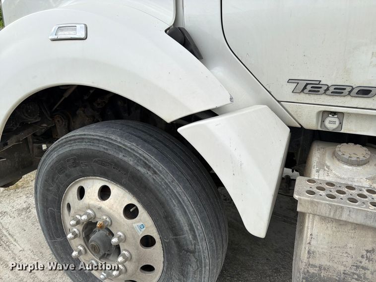 image for item EL0111 2016 Kenworth T880 semi truck