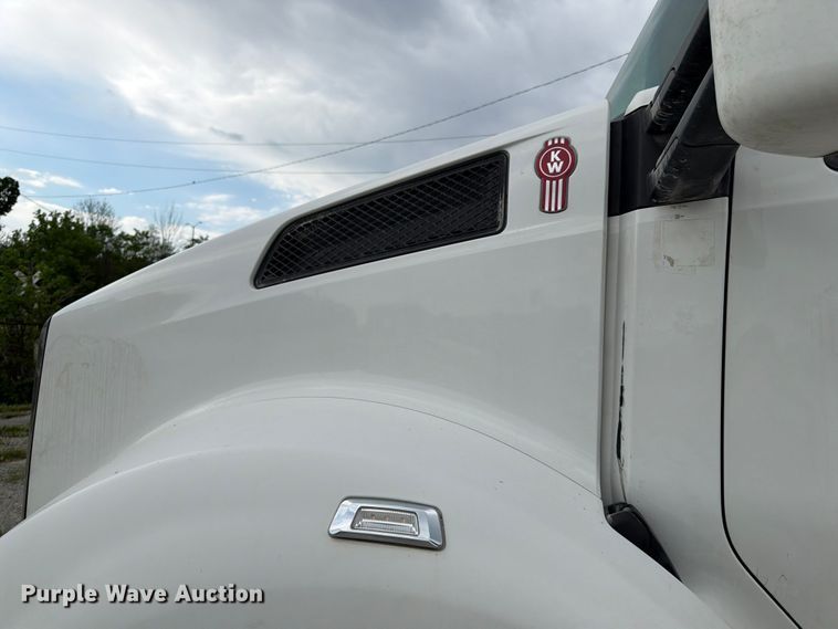 image for item EL0111 2016 Kenworth T880 semi truck