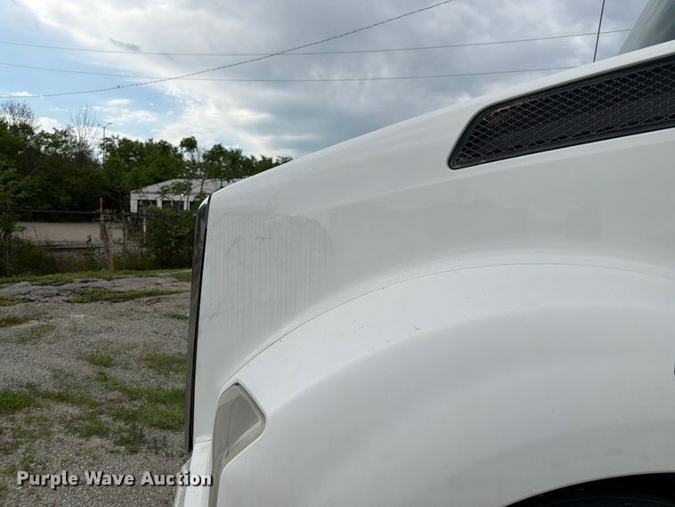 image for item EL0111 2016 Kenworth T880 semi truck