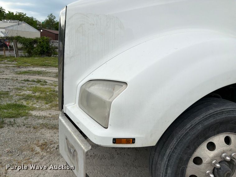 image for item EL0111 2016 Kenworth T880 semi truck