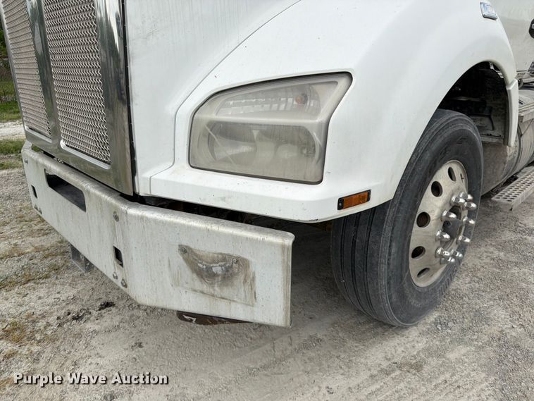 image for item EL0111 2016 Kenworth T880 semi truck