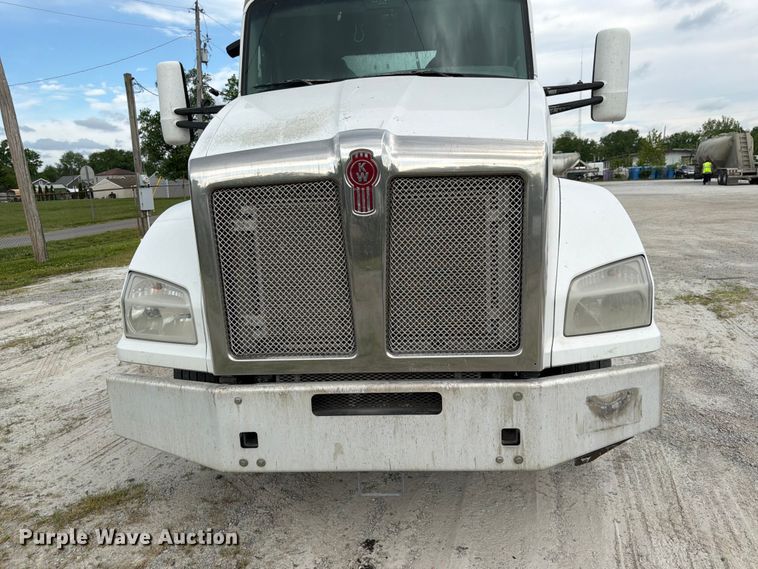 image for item EL0111 2016 Kenworth T880 semi truck