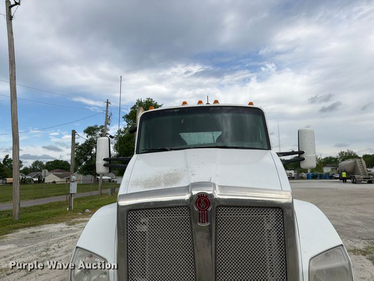 image for item EL0111 2016 Kenworth T880 semi truck