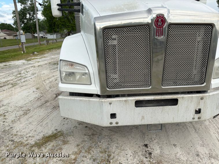 image for item EL0111 2016 Kenworth T880 semi truck