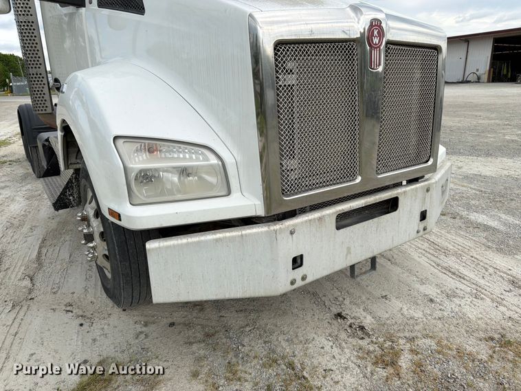 image for item EL0111 2016 Kenworth T880 semi truck